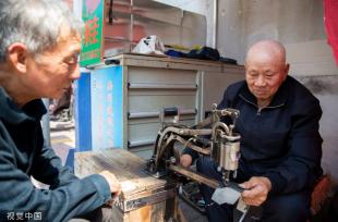 江苏南通：便民摊点统一管理 定点经营为市民维修物品