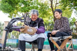 江苏南通：便民摊点统一管理 定点经营为市民维修物品