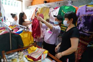 云南德宏：泼水节临近 游客选购傣族服装