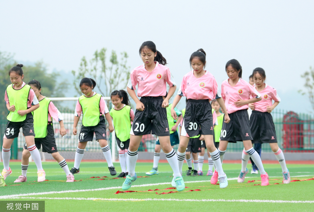 四川广安：校园女子足球队成员参加实战训练