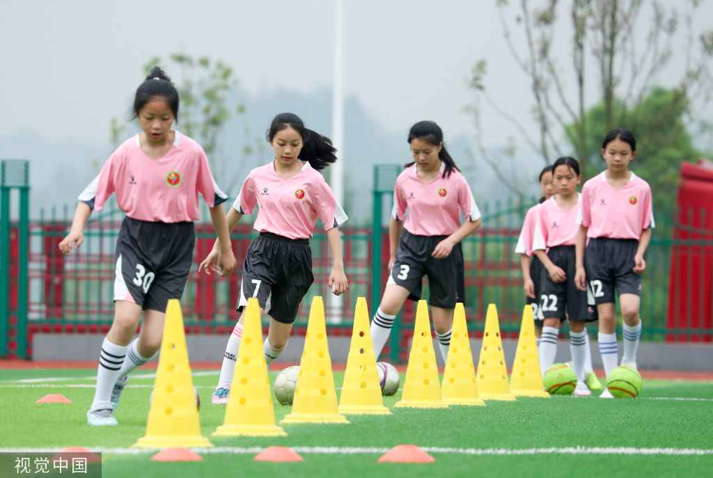 四川广安：校园女子足球队成员参加实战训练
