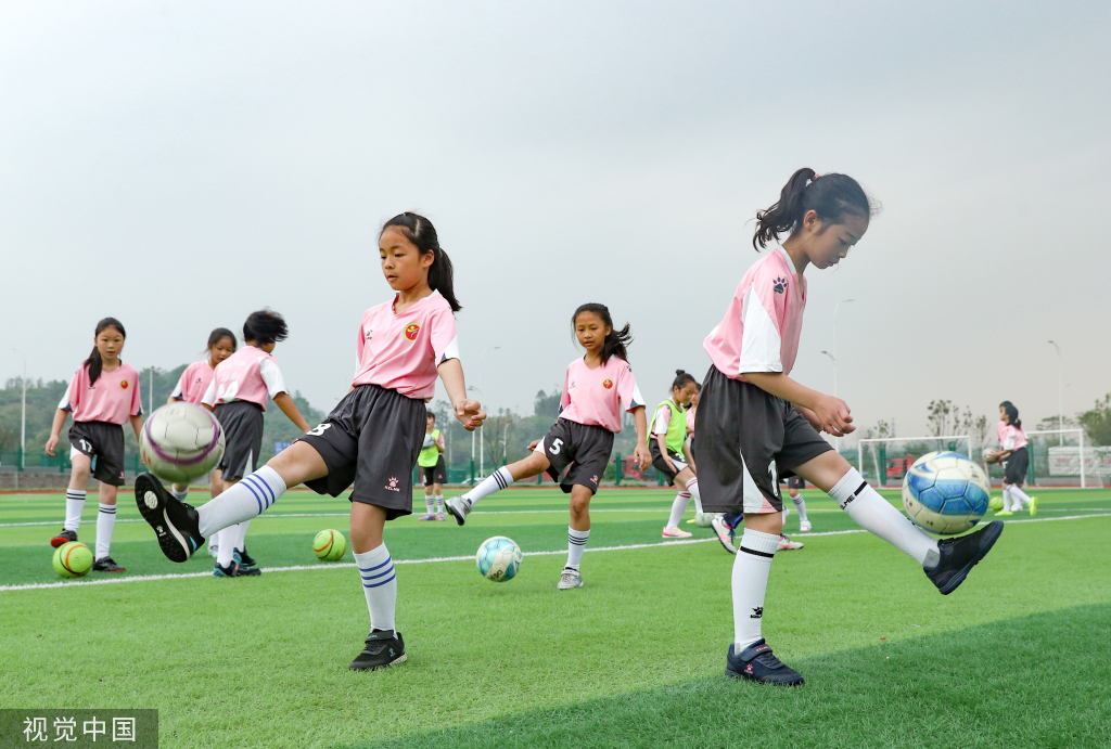 四川广安：校园女子足球队成员参加实战训练