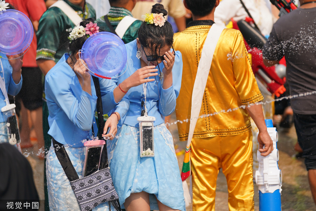 云南德宏：芒市泼水节启幕