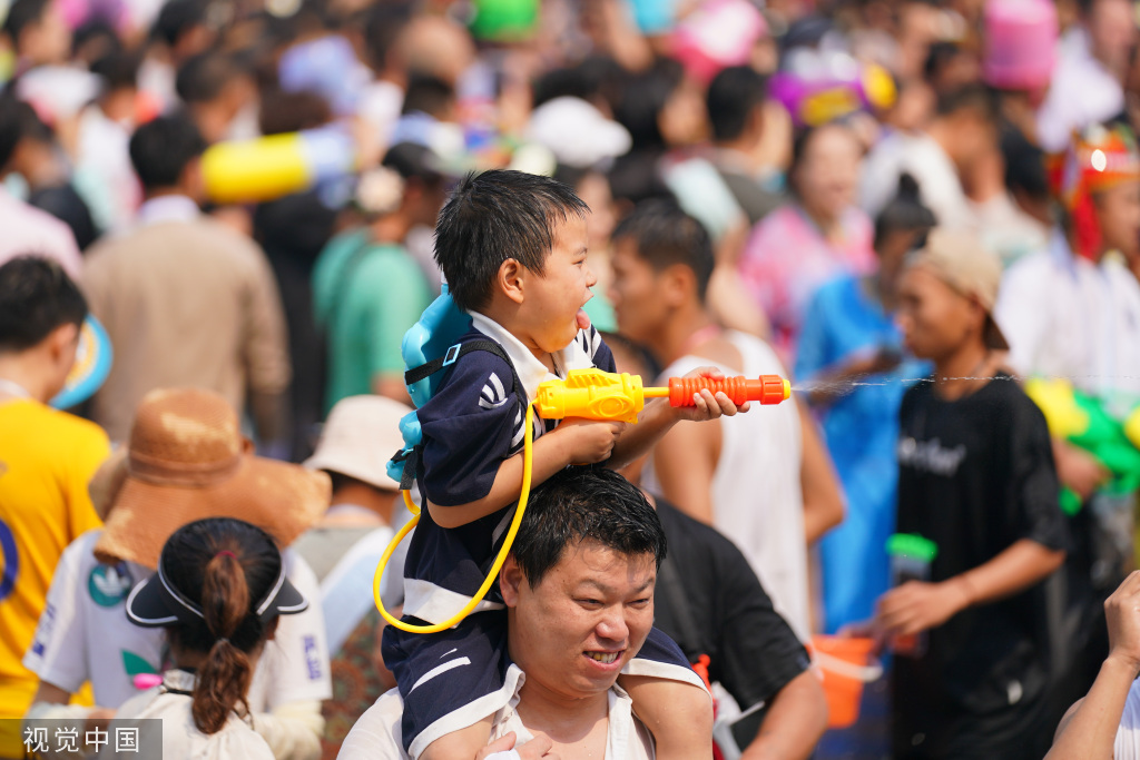 云南德宏：芒市泼水节启幕