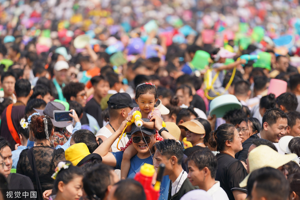 云南德宏：芒市泼水节启幕