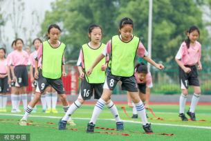 四川广安：校园女子足球队成员参加实战训练