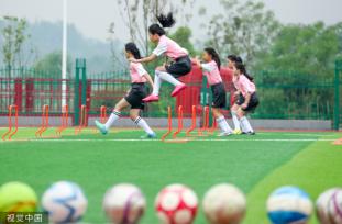 四川广安：校园女子足球队成员参加实战训练