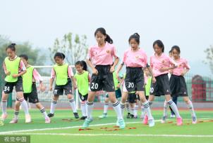 四川广安：校园女子足球队成员参加实战训练