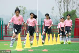 四川广安：校园女子足球队成员参加实战训练