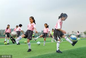四川广安：校园女子足球队成员参加实战训练