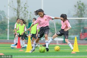 四川广安：校园女子足球队成员参加实战训练