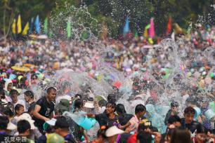 云南德宏：芒市泼水节启幕