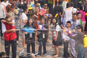 云南德宏：芒市泼水节启幕