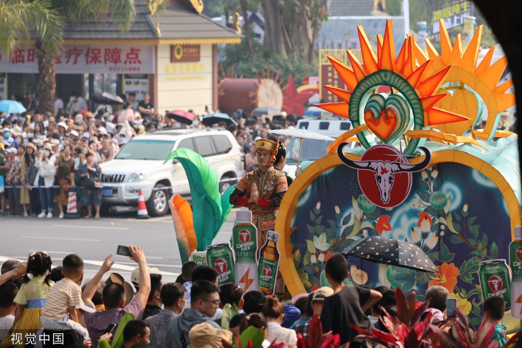 云南西双版纳：泼水节花车巡游举办