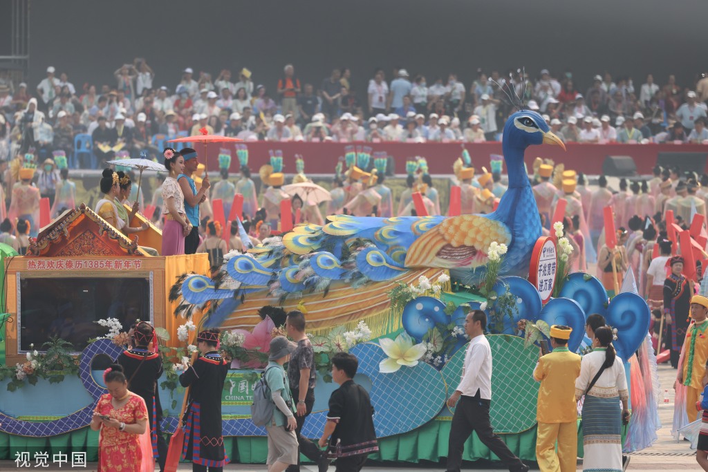 云南西双版纳：泼水节花车巡游举办