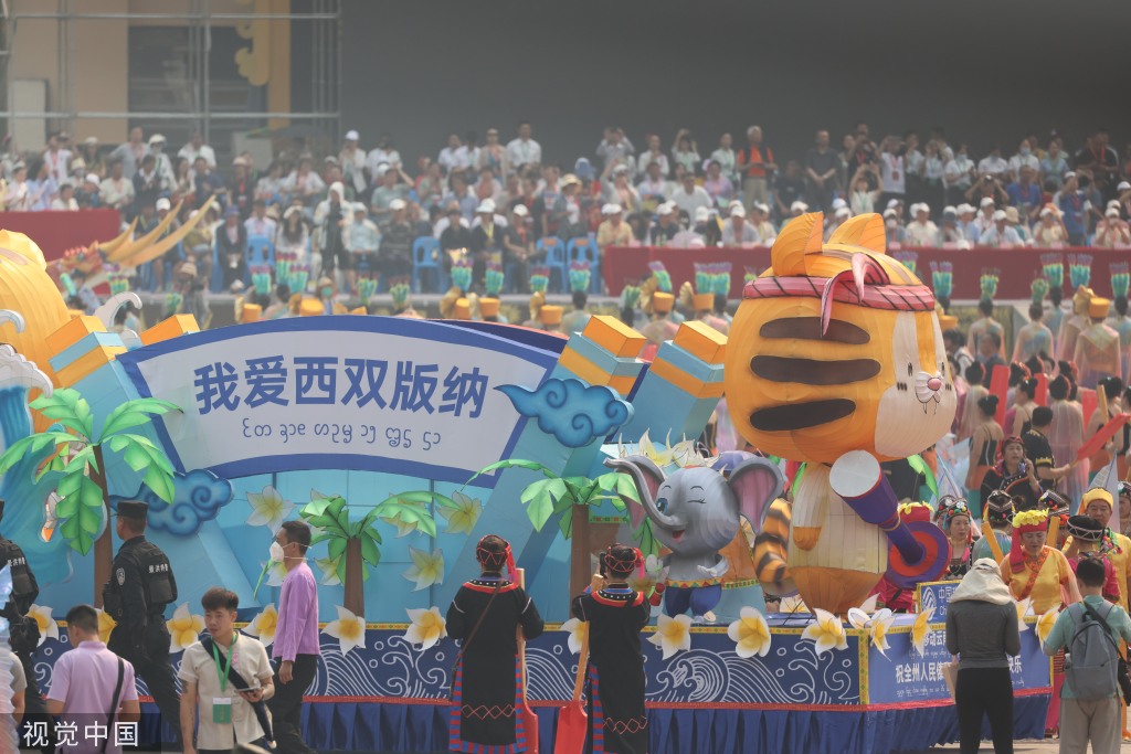 云南西双版纳：泼水节花车巡游举办
