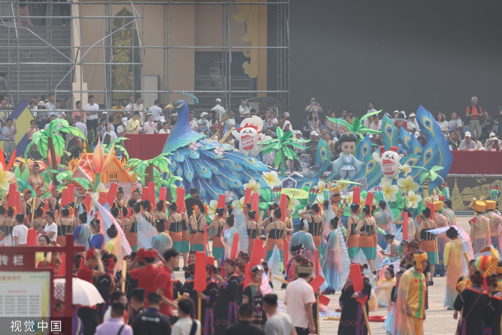 云南西双版纳：泼水节花车巡游举办