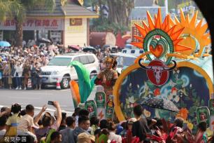 云南西双版纳：泼水节花车巡游举办