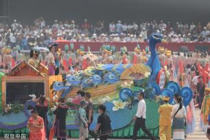 云南西双版纳：泼水节花车巡游举办