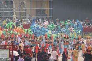 云南西双版纳：泼水节花车巡游举办