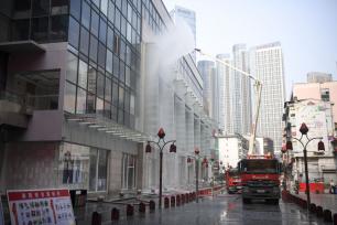 长沙：消防大队商场内开展灭火救援实战演练