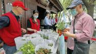 杭州：市民用闲置书籍换取花植