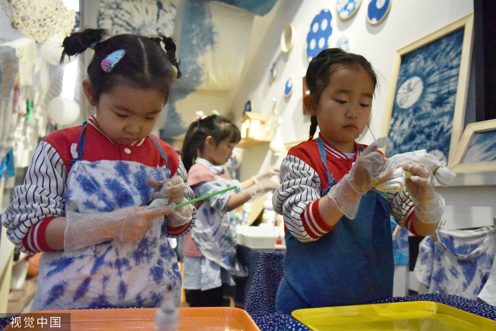 石家庄：幼儿学习非遗“扎染”技艺