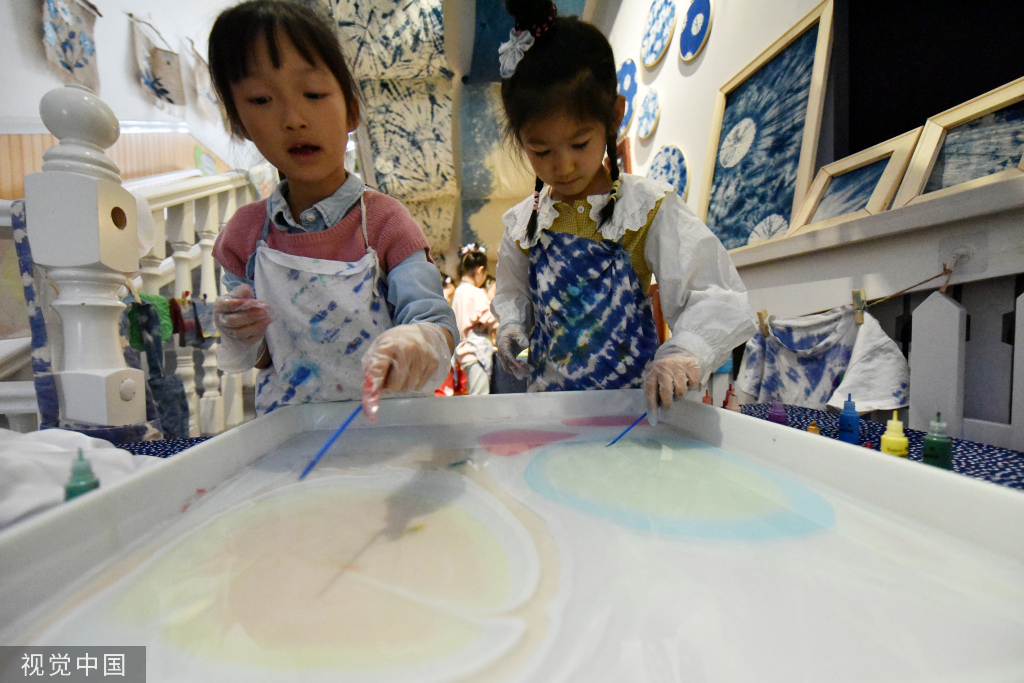 石家庄：幼儿学习非遗“扎染”技艺