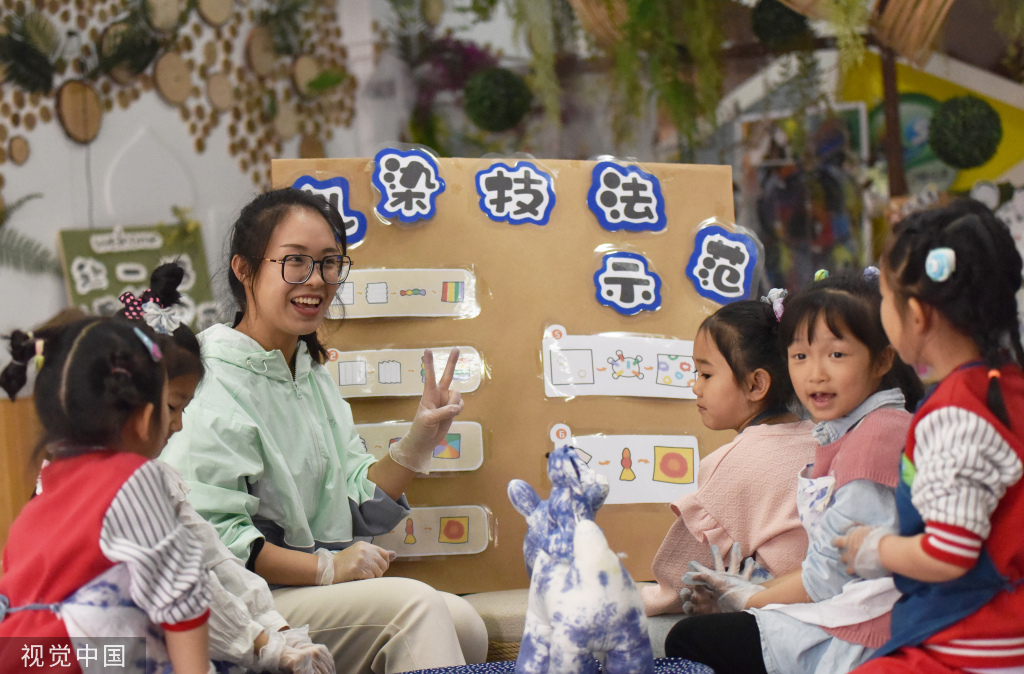 石家庄：幼儿学习非遗“扎染”技艺