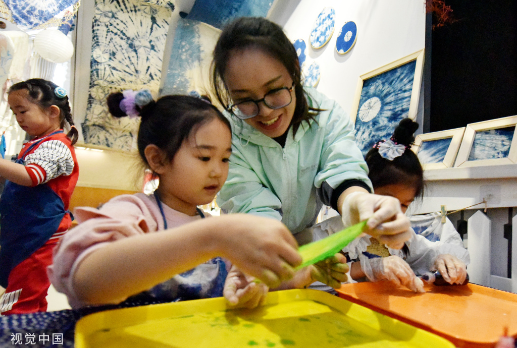 石家庄：幼儿学习非遗“扎染”技艺