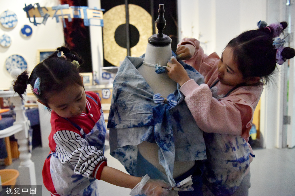 石家庄：幼儿学习非遗“扎染”技艺