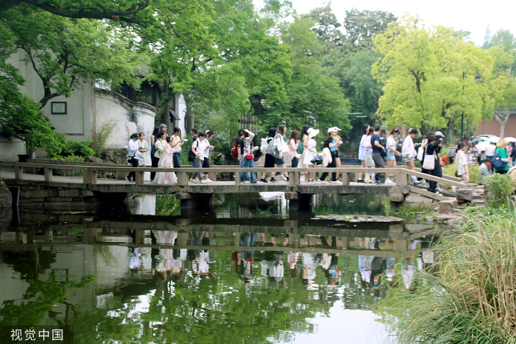 苏州：沧浪亭河水生态改善 水体清透碧绿