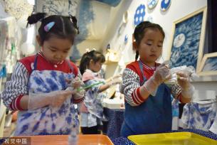 石家庄：幼儿学习非遗“扎染”技艺