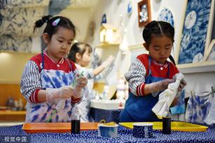 石家庄：幼儿学习非遗“扎染”技艺