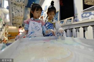 石家庄：幼儿学习非遗“扎染”技艺