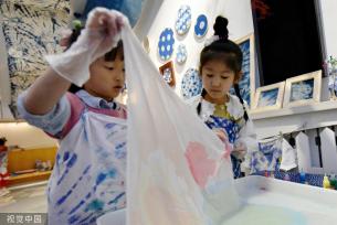 石家庄：幼儿学习非遗“扎染”技艺