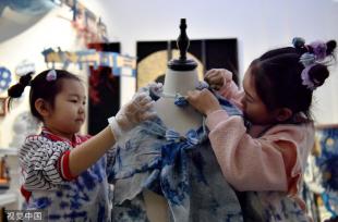 石家庄：幼儿学习非遗“扎染”技艺