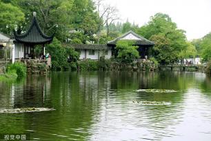 苏州：沧浪亭河水生态改善 水体清透碧绿