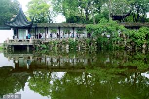 苏州：沧浪亭河水生态改善 水体清透碧绿
