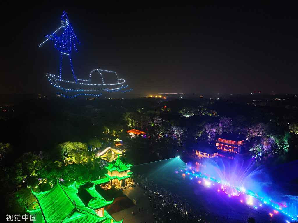 江苏扬州：无人机灯光秀“点亮”瘦西湖夜空
