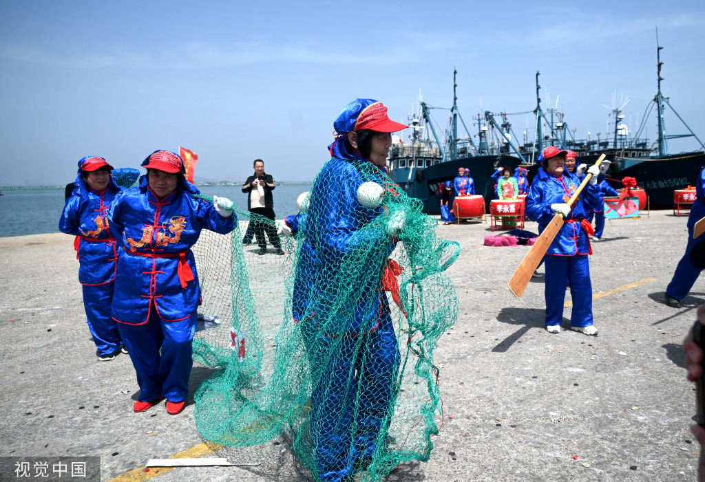 山东威海：渔民们载歌载舞 欢度渔民节