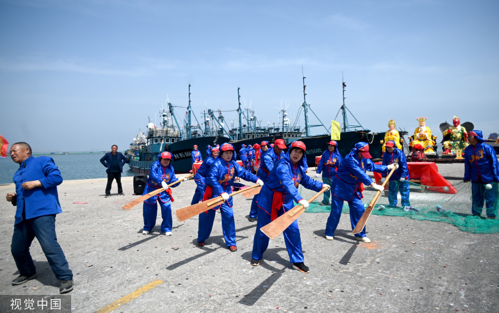 山东威海：渔民们载歌载舞 欢度渔民节