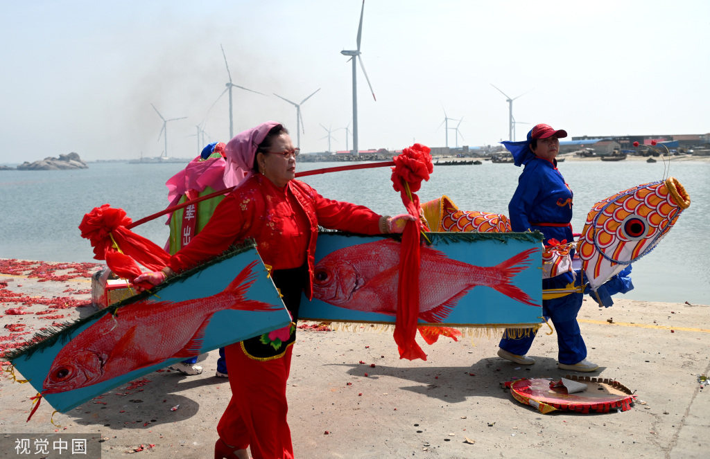 山东威海：渔民们载歌载舞 欢度渔民节