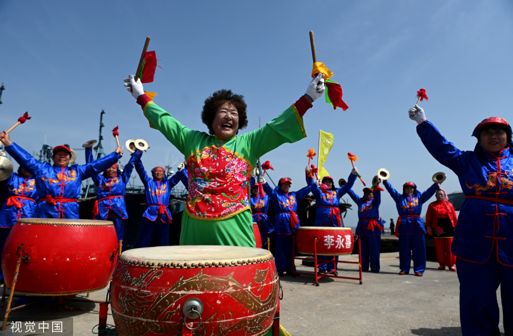 山东威海：渔民们载歌载舞 欢度渔民节