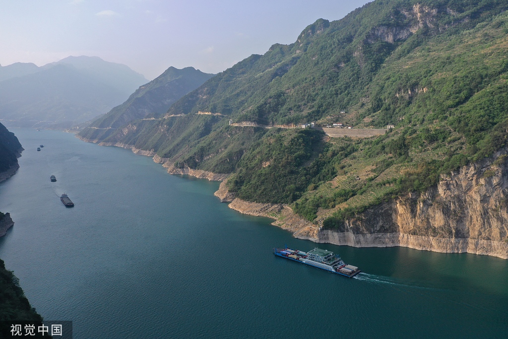 湖北宜昌：长江三峡货运船舶往来穿梭
