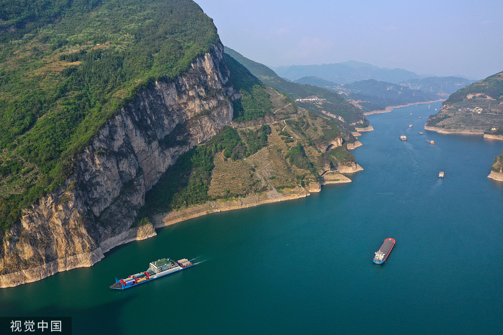 湖北宜昌：长江三峡货运船舶往来穿梭