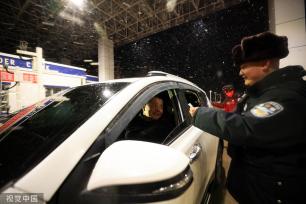新疆阿勒泰：边境检查站民警风雪中坚守岗位