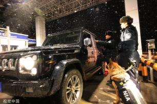 新疆阿勒泰：边境检查站民警风雪中坚守岗位