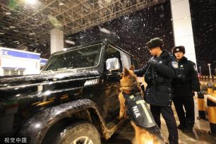 新疆阿勒泰：边境检查站民警风雪中坚守岗位