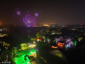 江苏扬州：无人机灯光秀“点亮”瘦西湖夜空